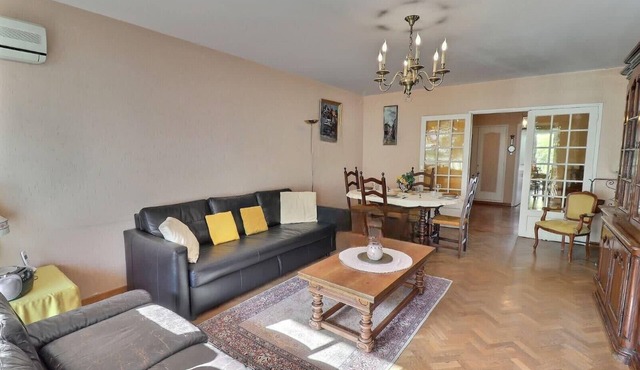 Spacious T4 with Wifi and 2 balconies.
