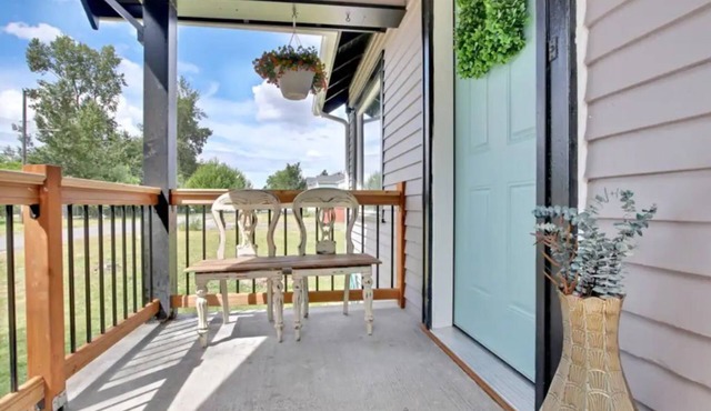 Spacious Tacoma Gem-for 6, self check-in, parking