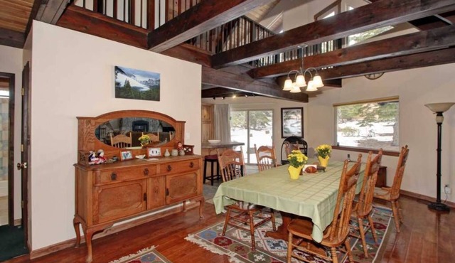 Spacious Tahoe Chalet 4 Bedrooms/3 Bathrooms