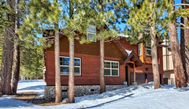 Spacious Tahoe Chalet Downstairs living, family room and more!