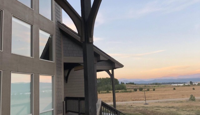 Spacious Tamarack Lake-view Cabin, sleeps 12 w private hot tub and golf hole