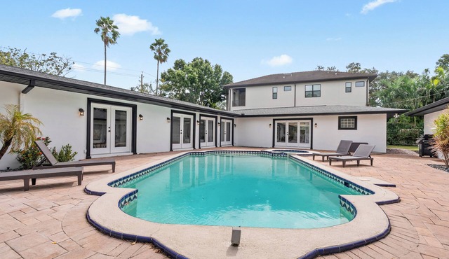 Spacious Tampa Pool Home with 5 Bedrooms. 5 minutes from Downtown Tampa.