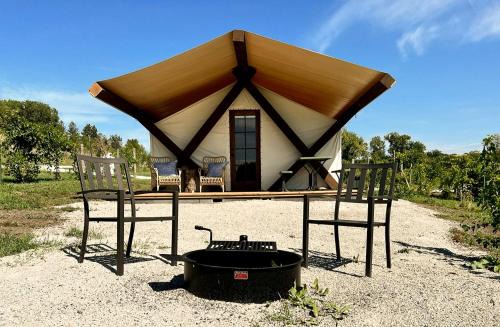 Spacious Tented Cabin Perfect for a Family of Four in Tekamah, Nebraska