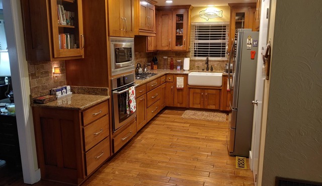 Spacious Terracotta Brick One Level W/Screened In Porch. Free wi-fi.