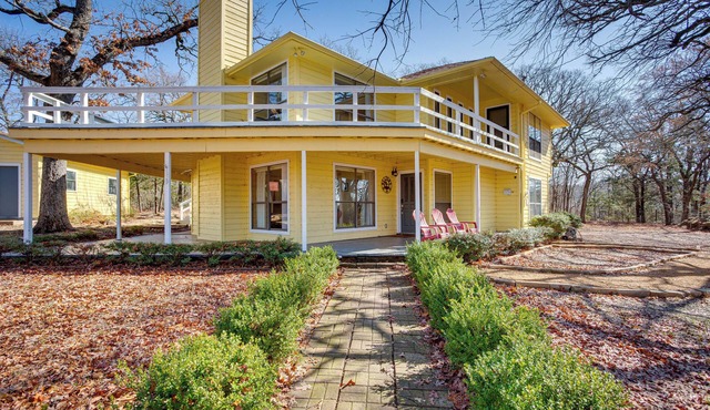 Spacious Texas Getaway 1/2 Mi to Lake Texoma!