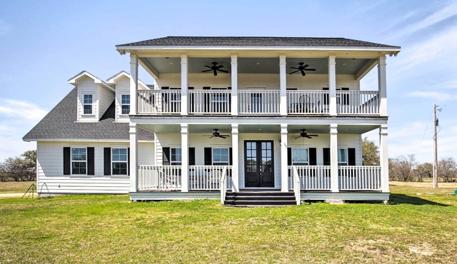 Spacious Texas Getaway w/Fire Pit & Pond!