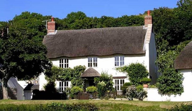Spacious Thatched Cottage in Lulworth Cove, Dorset. Sleeps 10. 5 min walk to sea
