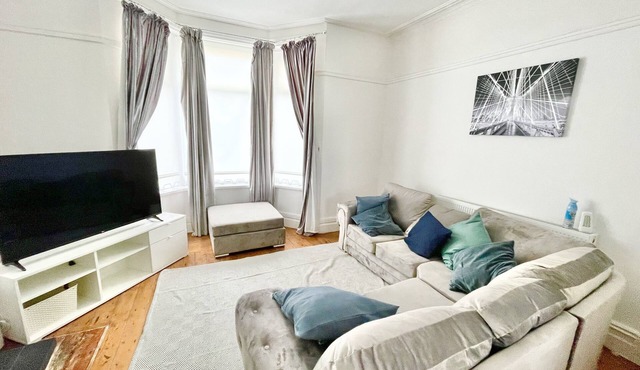 Spacious Three Bed House & Private Garden - New Brighton Beach & Promenade