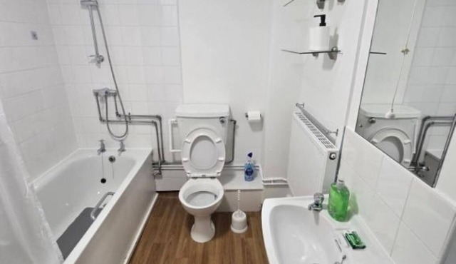 Spacious Three-Bedroom Apartment in Headingley with Modern Amenities