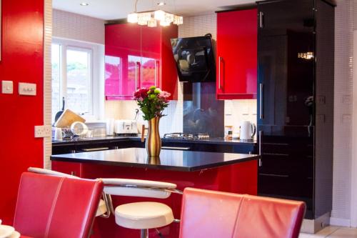 Spacious Three Bedroom Detached Bungalow in Dundee with large Gardens