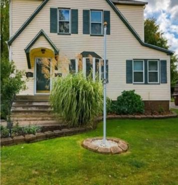 Spacious Three Bedroom Parma Home Sleeps six Near Cleveland