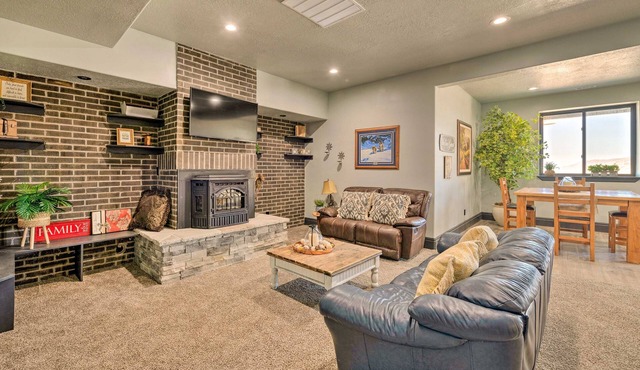 Spacious Tooele condo w/glmountain views!