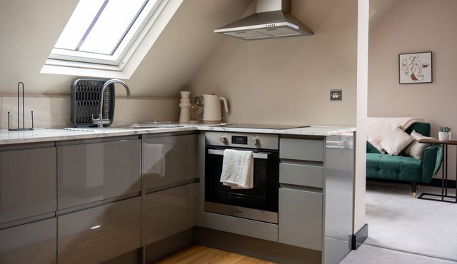 Spacious Top Floor 2 Bedroom Waterfront Apartment