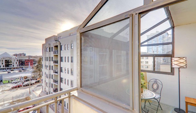 Spacious Top Floor at Stampede w/Free Parking, AC