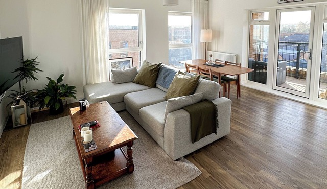 Spacious Top Floor 1 Bed Apartment (24 mins to Victoria)