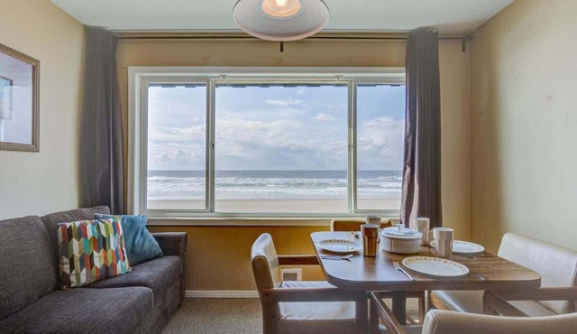 Spacious Top Floor Oceanfront Suite - Pool and Sauna - Sleeps 4!