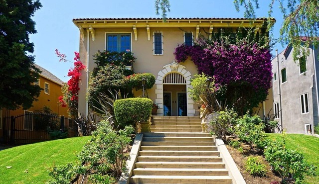 Spacious, top floor with view of downtown L.A., steps to Larchmont Village!