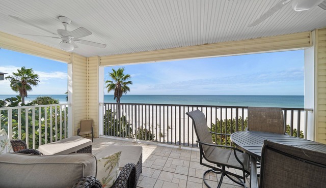 Spacious top floor 3 bedroom condo overlooking the beautiful Gulf of America!