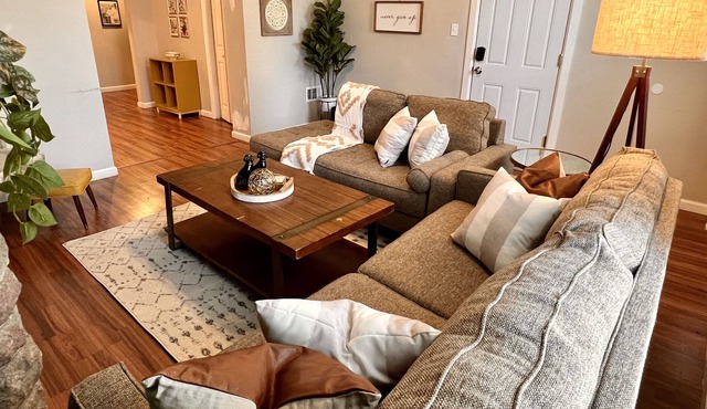 Spacious Tower Grove South 2 Bedroom - Pet Friendly - 4 Miles to SLU/Barnes