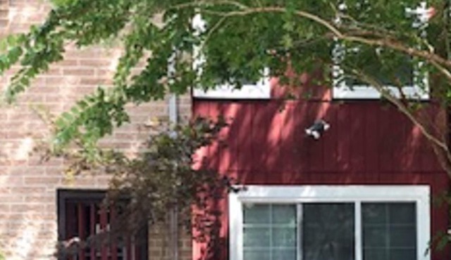 Spacious Town home Located 20 Minutes from the Virginia Beach Ocean Front.