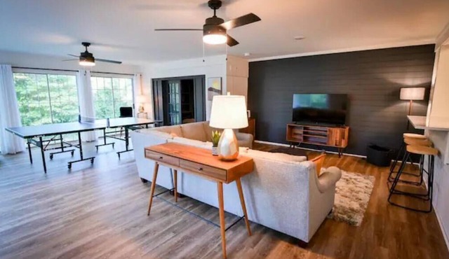 Spacious, Town Square, Theatre Room! 4 bed/2 bath Private Home on town square