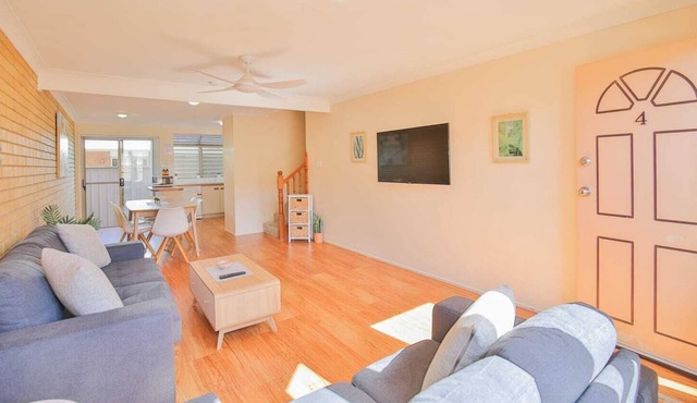 🏠 Spacious Townhouse with 2 Toilets, King Beds with Aircons 🏠