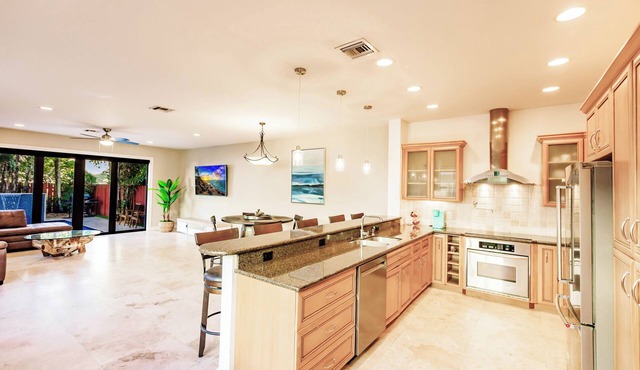 Spacious townhouse in downtown with rooftop terrace, heated pool, and king bed