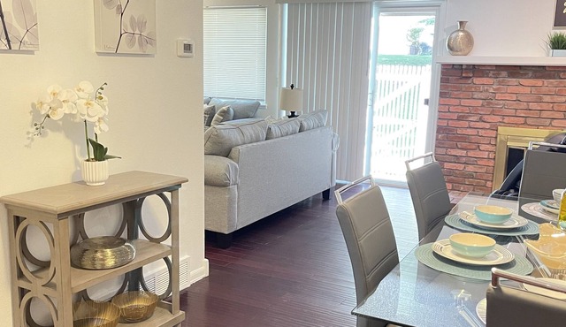 *Spacious Townhome* 5 min to light rail & shops