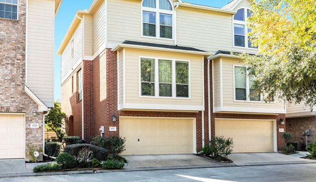Spacious townhome in gated community with central AC & full kitchen