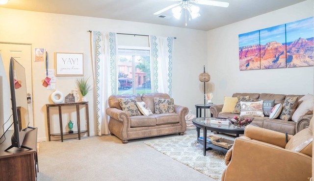 Spacious Townhome in Kanab! Near Zion, Bryce, and more! Pool and Hot Tub. Sleeps 8!
