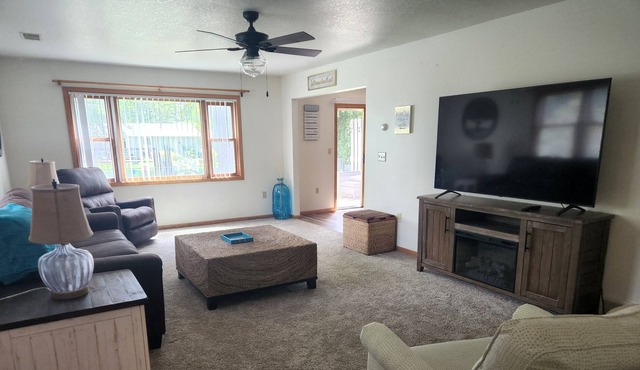 Spacious Townhome in quiet neighborhood with firepit!
