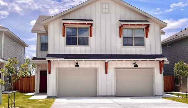 Spacious townhome just minutes away from Sea World and Fiesta Texas!