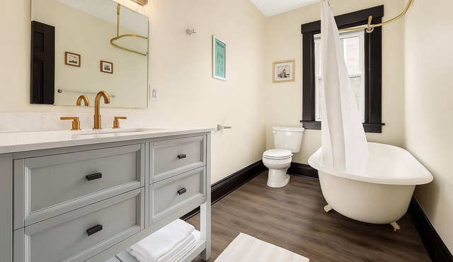 Spacious townhome near German Village 8 Beds