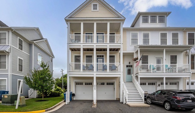 Spacious Townhome | Pool | Bay Views | Shopping