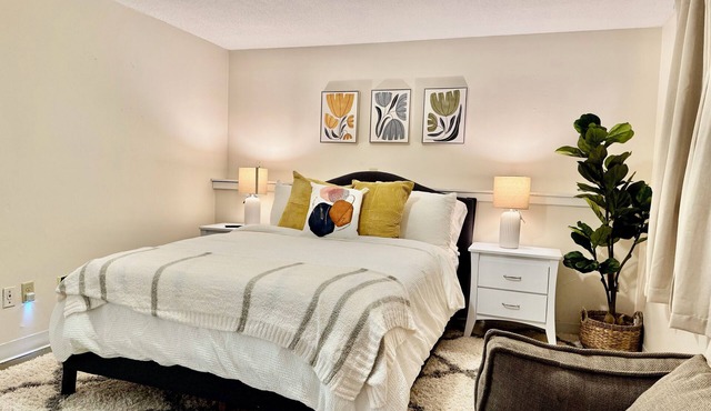 Spacious Townhome Retreat Fully Stocked Near Downtown Robbinsdale