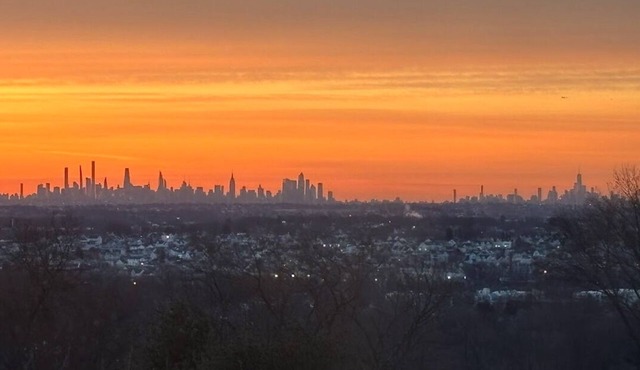 Spacious Townhome sleeps 12 in brilliant Hawthorne 14 miles from World Cup & NYC