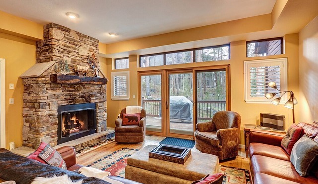 Spacious townhome, walk to downtown, private hot tub!