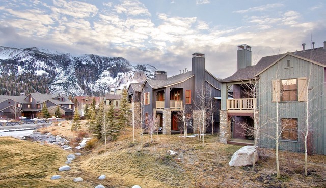 Spacious Townhome on Snowcreek Golf Course! Mountain Views!