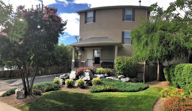 Spacious Townhome Near Downtown