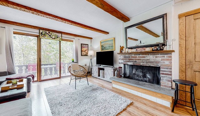 Spacious townhome with mountain view, deck, fireplace, & fast WiFi