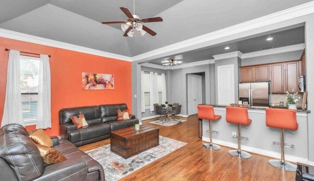 Spacious Townhome with Hot Tub in Houston