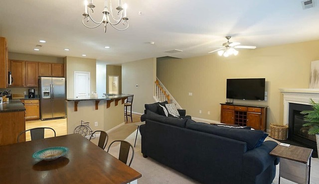 Spacious Townhome with Community Pool