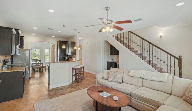 Spacious Townhouse: 1 mile to beach! Pet-friendly.