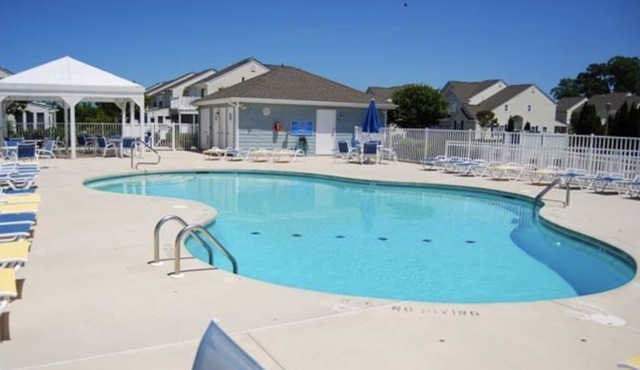 Spacious Townhouse Retreat Near Rehoboth & Dewey Beach! Linens+Pool Included