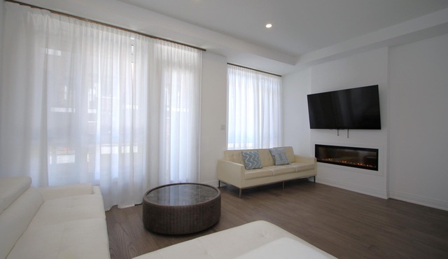 Spacious Townhouse NEW townhouse with two kitchens for a large familynn