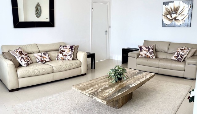 Spacious Townhouse. Parking. Minutes to beach.