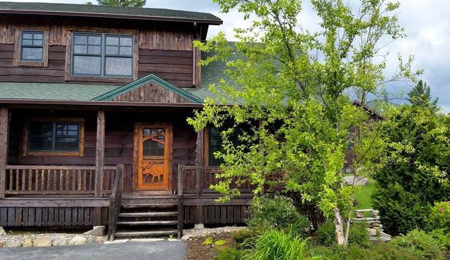 Spacious townhouse in Lake Placid with all amenities + 3 in-suite bathrooms