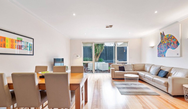 Spacious Townhouse in Brighton – close to station and shops