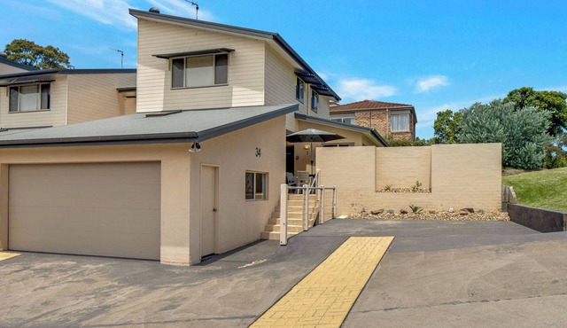 Spacious Townhouse just 5 mins stroll to popular Surf Beach and shops