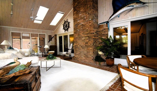 Spacious Townhouse - King bed, convenient ,restaurants, Historic downtown,